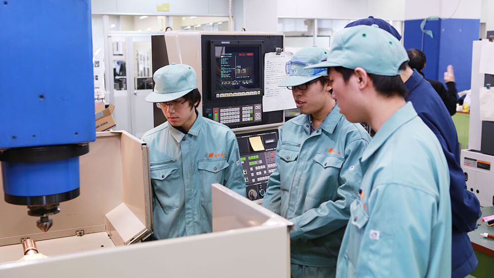 生産技術科の学生が機械を操作している写真