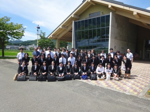 八幡平市博物館前で。日差しは強いですが安代の風はさわやかでした