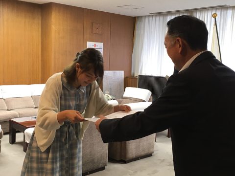 副議会長から表彰される工藤美也香さん。