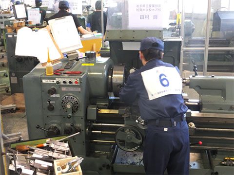 旋盤職種（生産技術科1年　田村輝選手）