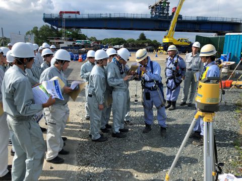 新小谷木橋現場見学　最新測量機器の実演