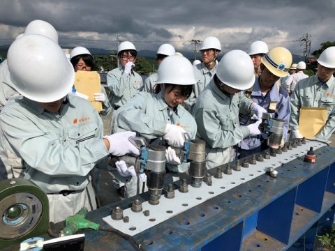 新小谷木橋現場見学　高力ボルトの締付体験