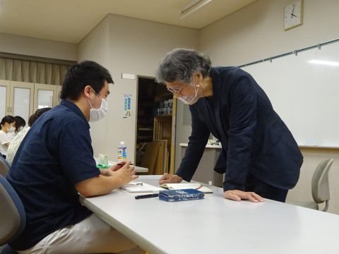 駒形さんによるスケッチワークのアドバイスの様子