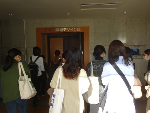 福田繁雄デザイン館に入館する2年生たち