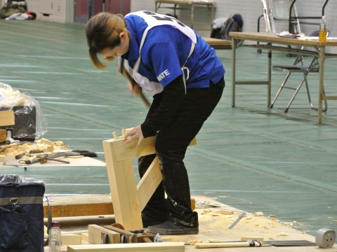 木造建築科2年の部の競技の様子