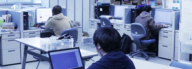 産業技術専攻科の学生が教室で作業をしている写真