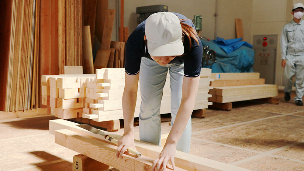 建築科の学生が実習場で作業をしている写真