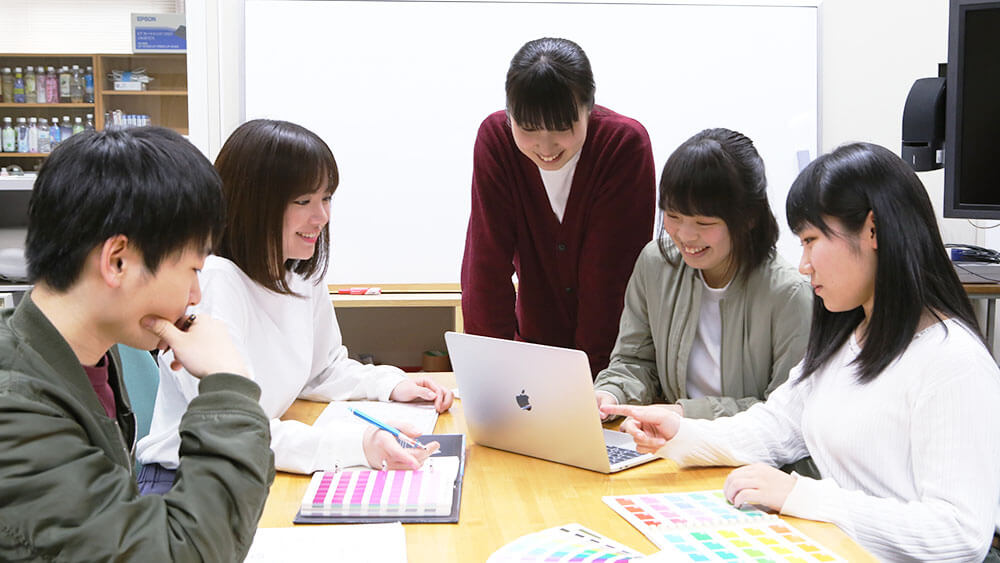 産業デザイン科の学生がディスカッションをしている写真