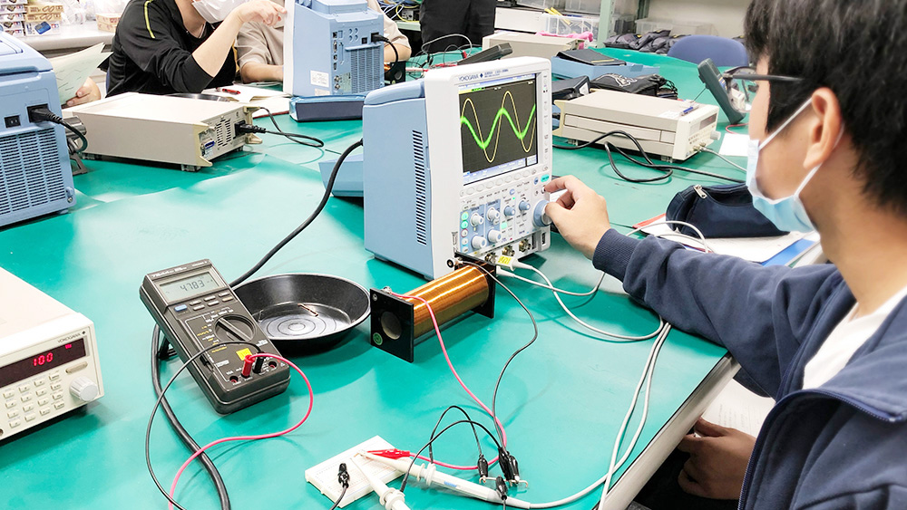 電子技術科の学生と教員の授業風風景写真