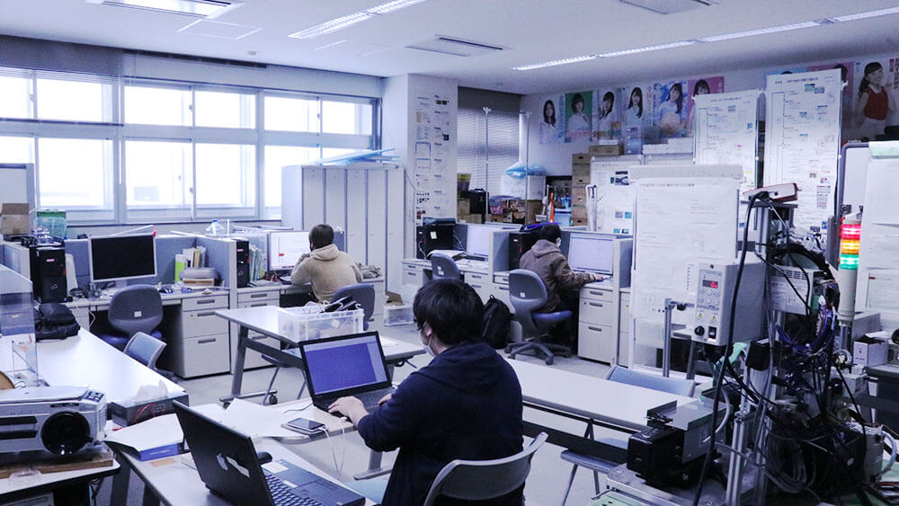 産業技術専攻科の学生が作業をしている写真