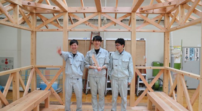 建築科学生が製作した東屋の引き渡し式がありました